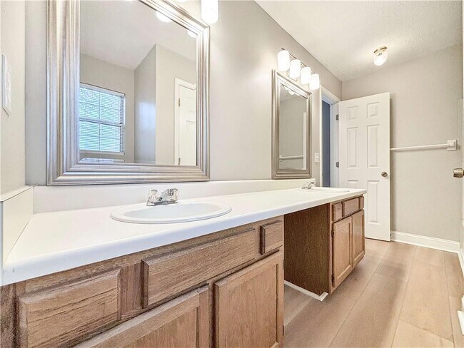 Building Photo - 5907 Brookside Dr SE