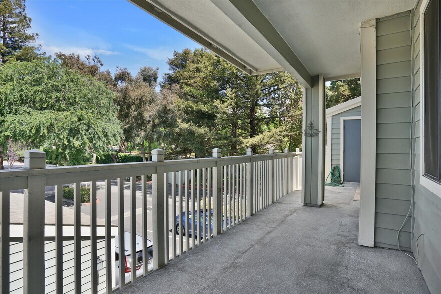 Building Photo - 3402 Pinewood Terrace
