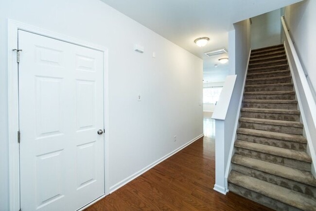 Building Photo - Beautiful 3BD/2.5BA Townhome in the Lions ...