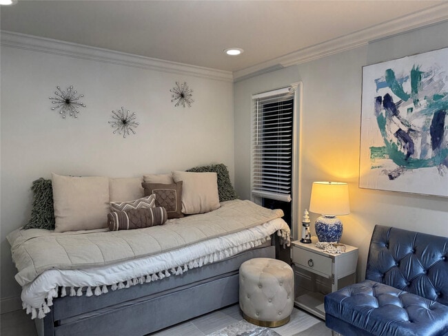 Building Photo - 1010 NE 8th Ave