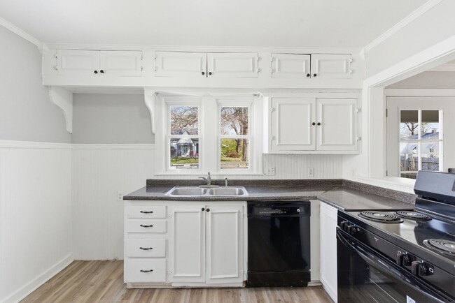 Building Photo - 1440 E Locust St