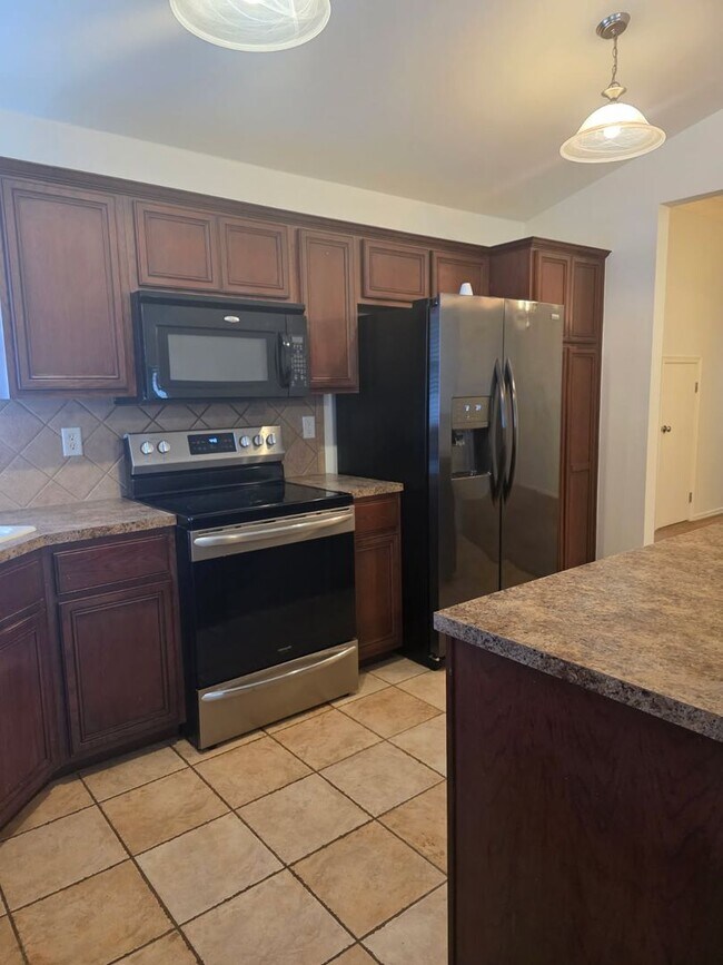 Building Photo - Come make this lovely 4 bedroom 2 bath, 2+...