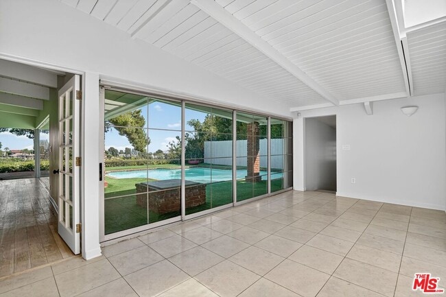 Building Photo - 2042 Linda Flora Dr