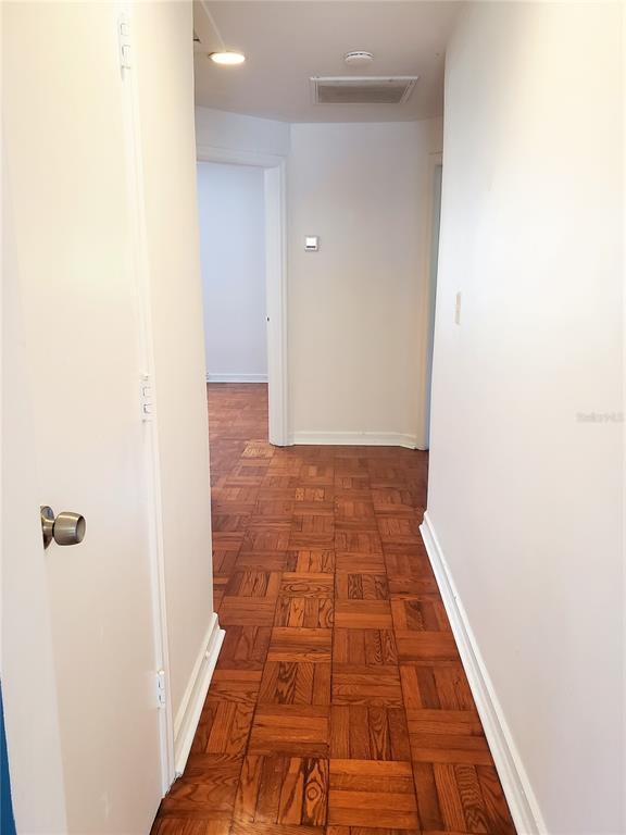 Building Photo - 707 S Lois Ave