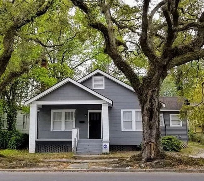 Primary Photo - Large 3BR/2BA Downtown Home Walking Distan...