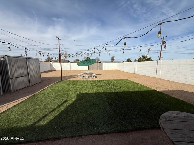 Building Photo - 2012 E Howe Ave