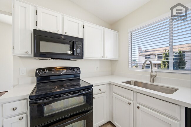 Building Photo - 6Bed/3Bath Split Level House at Cactus/75th Ave! Ready for Immediate Move-In! -- POOL!