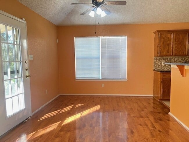 Building Photo - 2405 Creek Dr