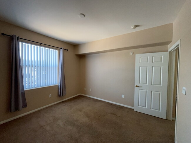 Building Photo - "Chic & Cozy 1-Bed Oasis in Las Vegas - 69...