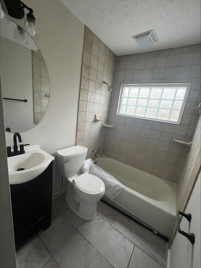Building Photo - 4 Bedroom 2 Bathroom Home for Rent in East...