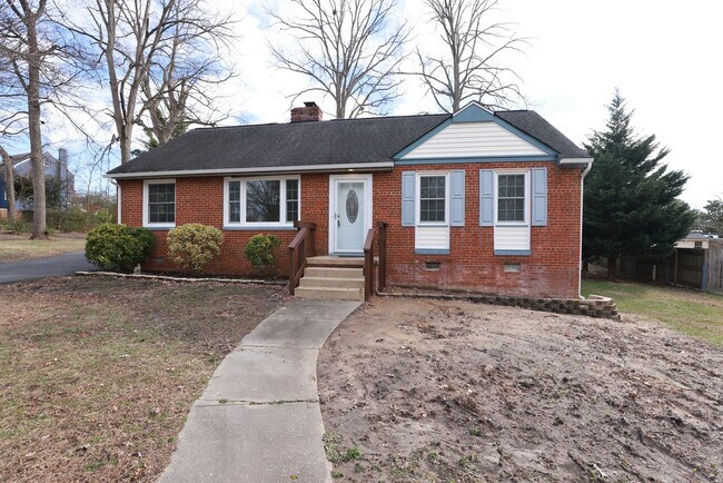 Building Photo - Spacious Brick Rancher in the heart of Tuc...