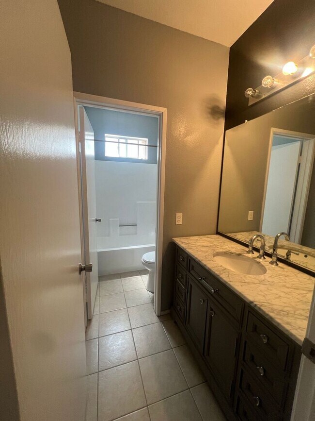 Building Photo - Welcome Home in the Desirable Orangecrest Community!