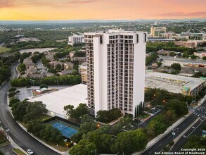 Building Photo - AMAZING STUDIO APARTMENT Near Medical Center w/ COMMUNITY POOL!