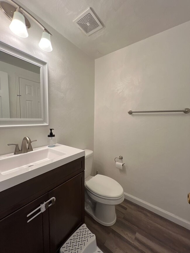 Building Photo - Spacious HOLLAND MEADOWS townhome