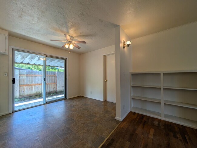 Building Photo - Ranch Style 3-Bedroom, 1-Bath Home In East Eugene!