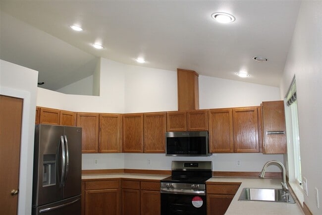 Building Photo - 3 Bedroom, 2 Bathroom House in Burlington!