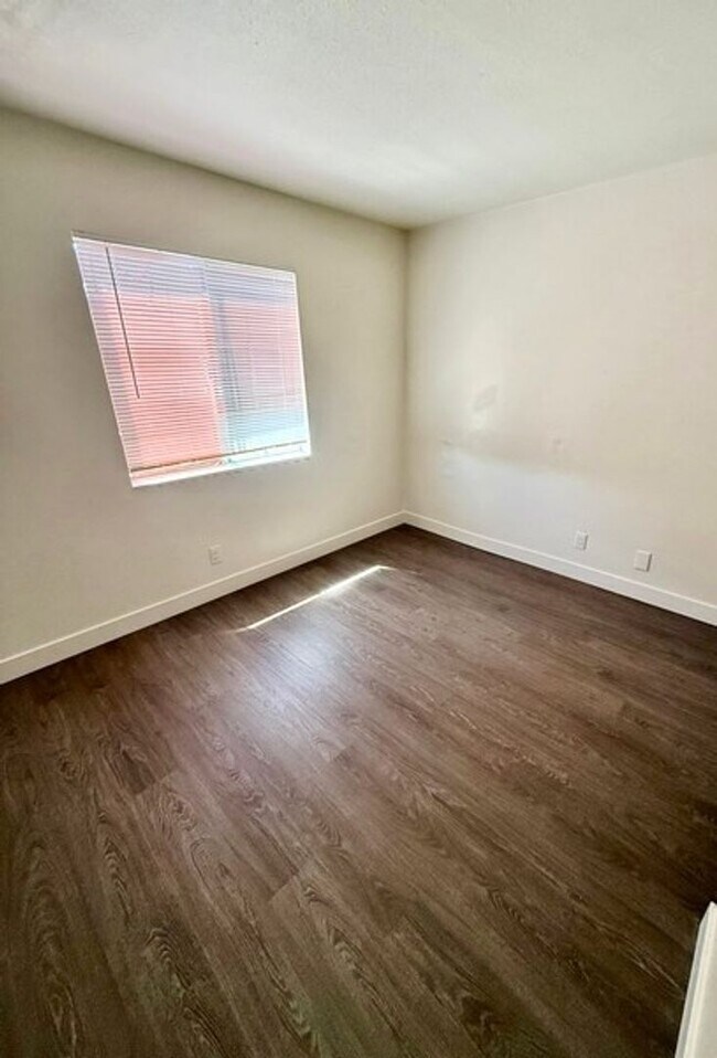 Building Photo - 3 bedroom apartment with a 1 car garage