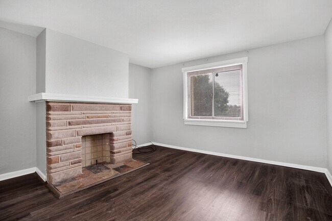 Building Photo - Updated 3 Bedroom 1 Bath with Off Street P...