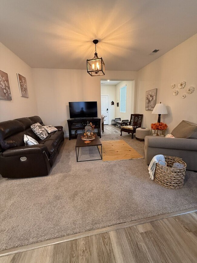 Building Photo - Beautifully appointed nearly new home