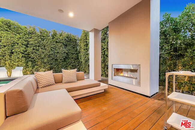 Building Photo - 823 N Gardner St