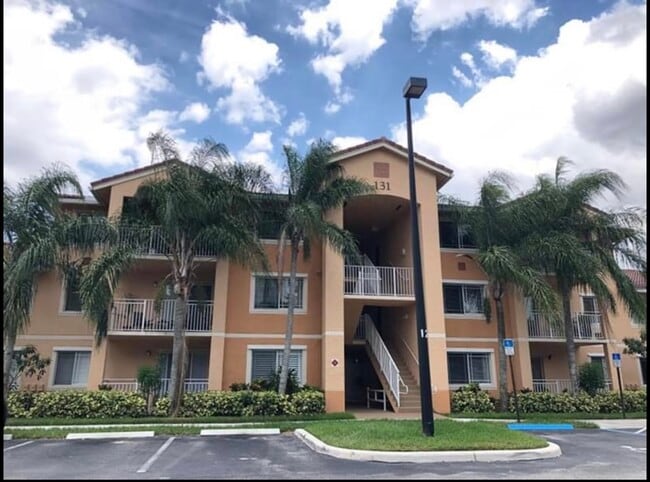 Building Photo - 131 SW Palm Dr