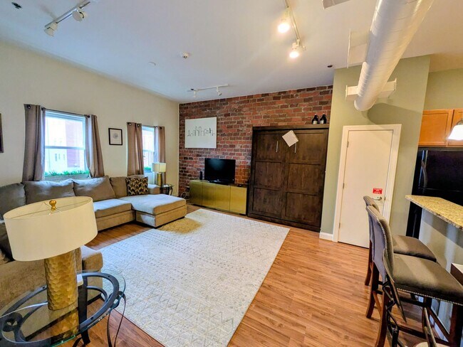 Building Photo - 220 W Market St