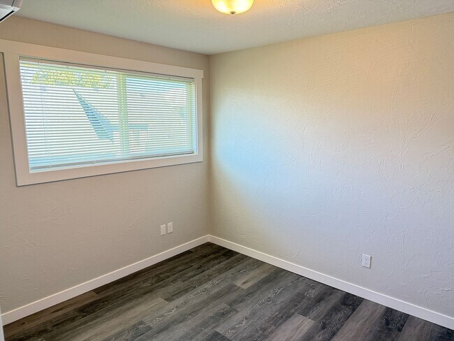 Building Photo - New 2 bed 1 1/2 bath duplex in Springfield!