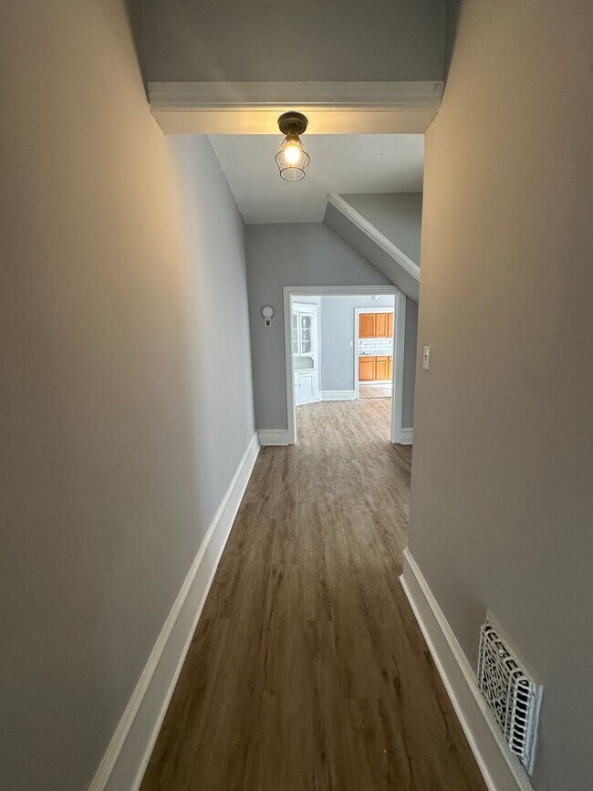 Building Photo - LARGE 4 Bed, 1.5 Bath ready for rent!