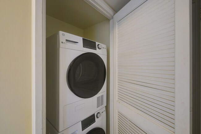 Building Photo - Updated 1BR in Iconic McLean Gardens is the Urban Retreat You've Been Looking For!