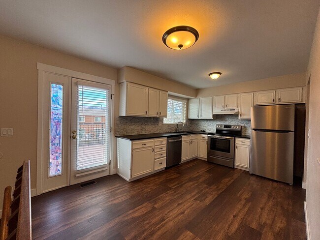 Building Photo - 5 Bed, 2 Bath Ranch-style w/ A/C! - Available Now! - MileStone Real Estate Services