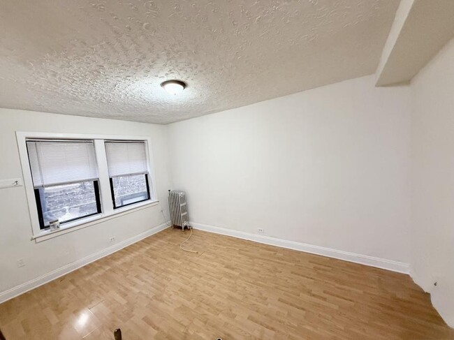 Building Photo - 0 bedroom in Chicago IL 60613