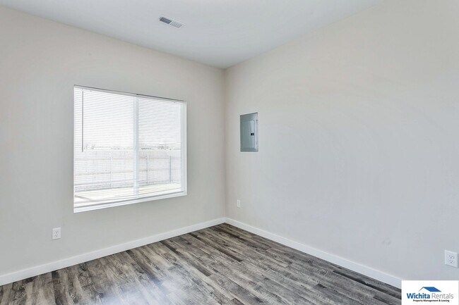 Building Photo - Newer 3 bedroom 2 bath Duplex in Goddard