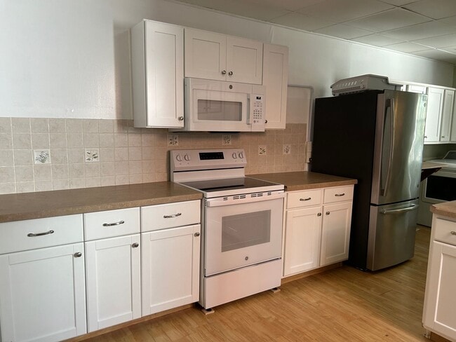 Building Photo - Beautiful 3 Bedroom, 1.5 Bath *2 Car Detac...