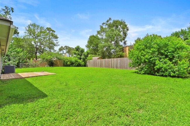 Building Photo - 2035 Woodhue Dr