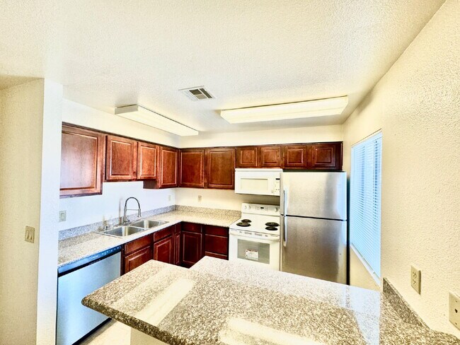 Building Photo - Lovely 2 Bed, 2 Bath Upstairs Condo for Rent in Guard Gated Community!