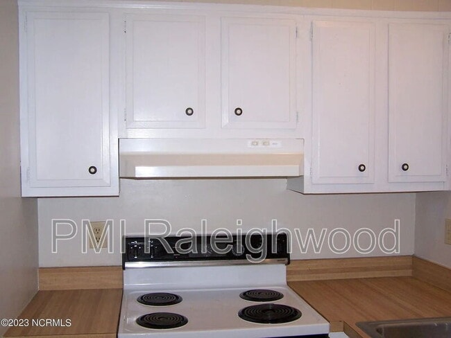 Building Photo - 220 Foxkroft Dr