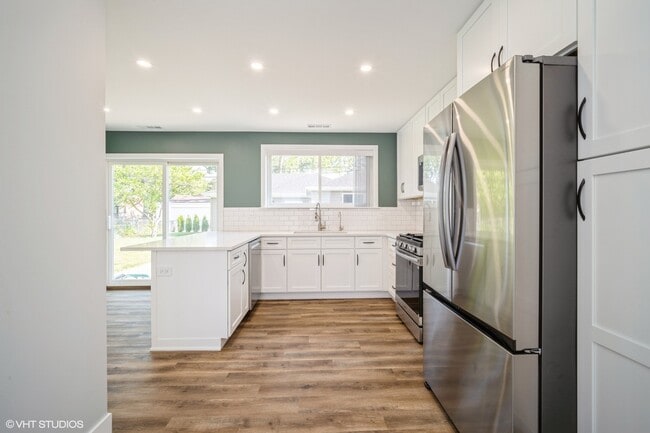 Building Photo - 648 Oakwood Ct