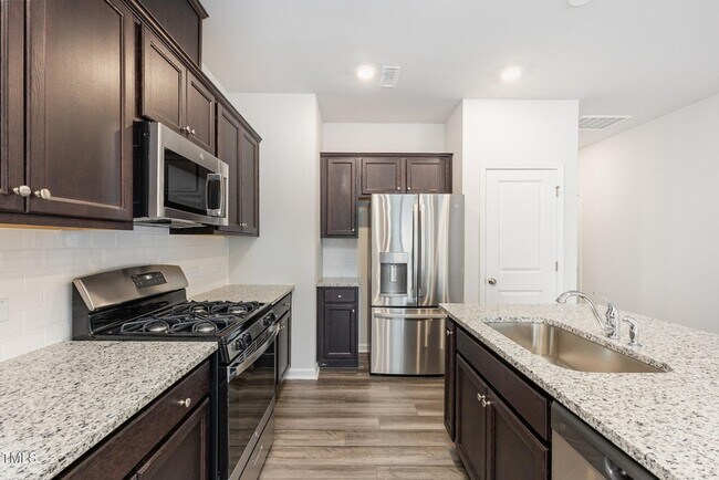 Building Photo - 172 Paramount Dr