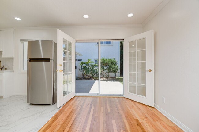Building Photo - 3 Bedroom House in the Heart of Pacific Be...