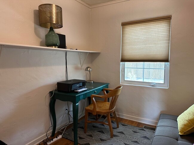 Building Photo - 732 Loma Vista Dr NE