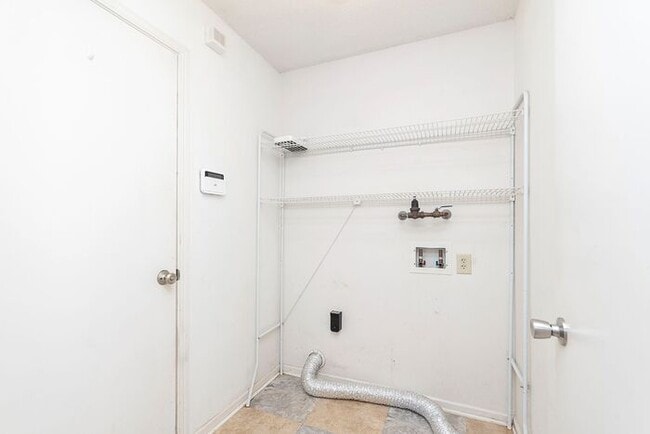 Building Photo - Great 3 Bedroom, 2 1/2 Bath Home in Cameron Meadows Subdivision!