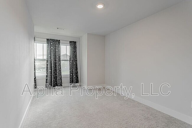 Building Photo - 30 Mardale Ln