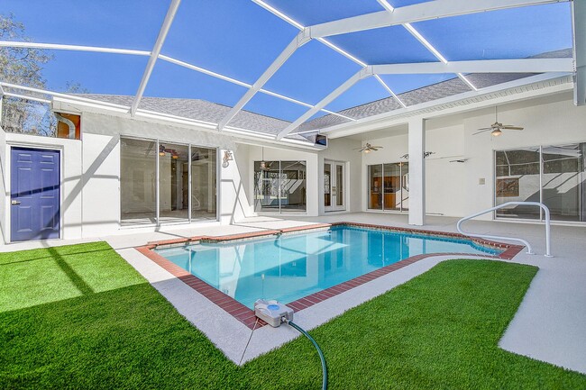 Building Photo - Beautiful 4/3/3 on a private 1 acre lot.