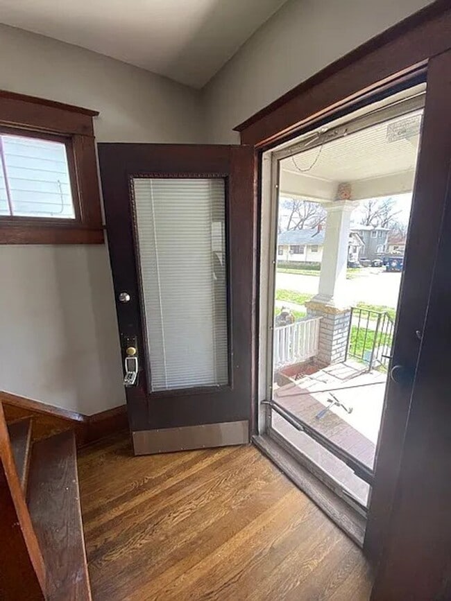 Building Photo - Big 2BR with appliances, nicely updated! Great for students or professor.