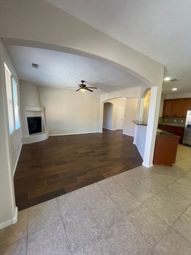 Building Photo - Immaculate 4 bdr, 2 1/2 bath w/2 car garag...