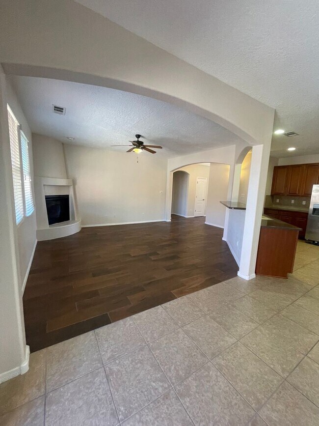 Building Photo - Pristine 4 bdr, 2 1/2 bath w/2 car garage ...