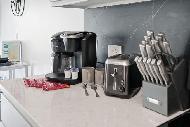 Building Photo - 8743 Thomas Dr