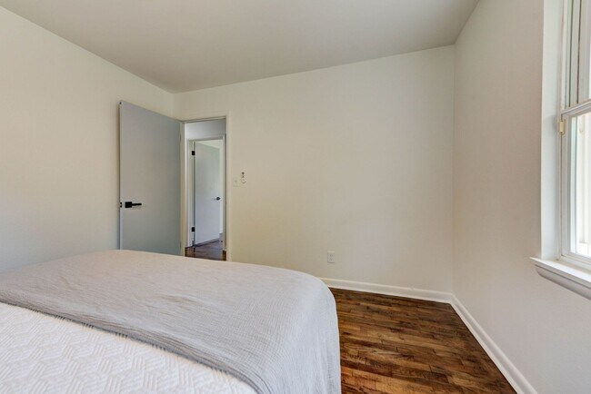 Building Photo - Fully Renovated 4 Bed, 2 Bath Just Minutes from Campus