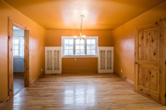Building Photo - 4 bed/ 3 bath University Rental House ($3,...