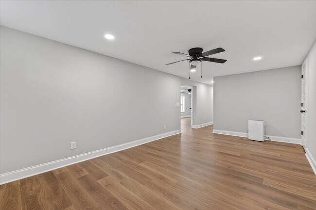 Building Photo - 221 Clearview Dr